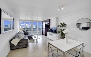 อพาร์ทเมนท์ (1 Bedroom) | บริเวณนั่งเล่น | ทีวี 55 นิ้ว พร้อมช่องดิจิตอล, Netflix, บริการสตรีมมิ่ง