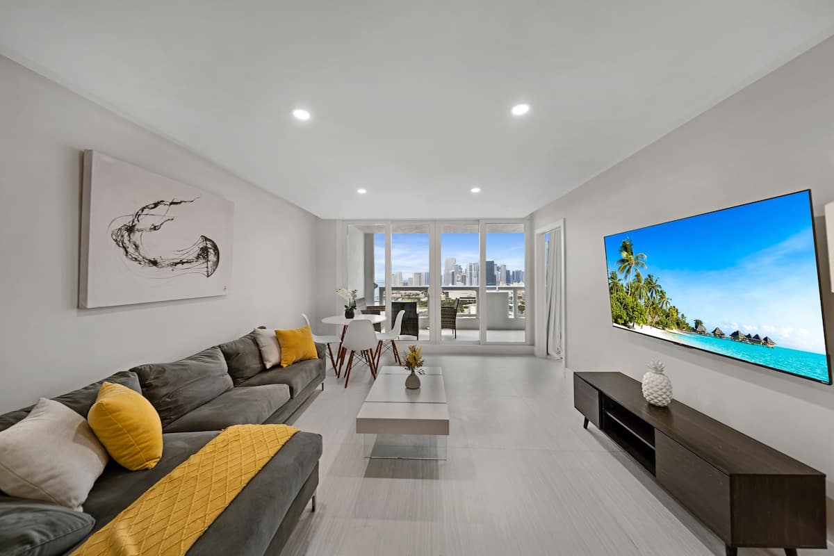 Deluxe appartement, uitzicht op de stad (1 Bedroom) | Woonruimte | Een 55-inch televisie met digitale zenders, Netflix en streamingdiensten