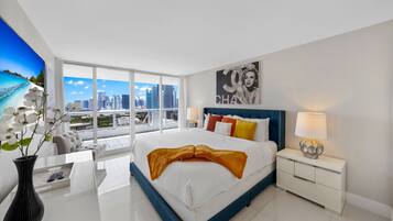 Deluxe Apartment, 3 Bedrooms, Bay View | 3 bedrooms, individually decorated, individually furnished, desk