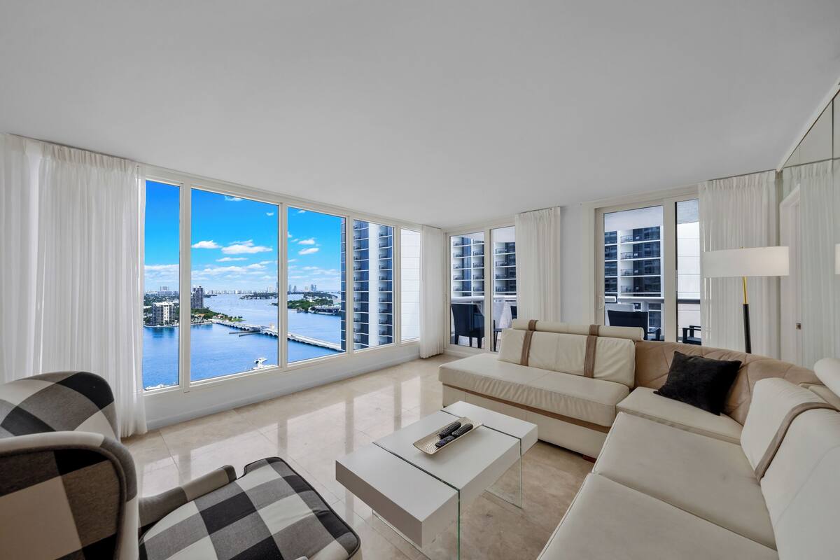 Deluxe appartement, 2 slaapkamers, uitzicht op de baai | Woonruimte | Een 55-inch televisie met digitale zenders, Netflix en streamingdiensten