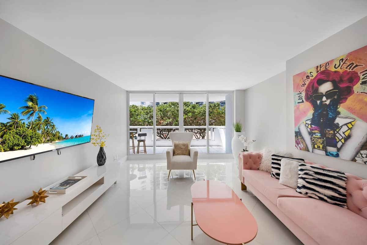 Deluxe appartement, uitzicht op de baai (1 Bedroom) | Woonruimte | Een 55-inch televisie met digitale zenders, Netflix en streamingdiensten