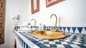 Double Room (Le voleur du hasard) | Bathroom | Bathtub, towels