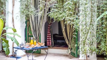 Daily continental breakfast (MAD 181 per person)