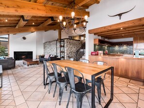 Dining - Vista Retreat - Queenstown Holiday Home (Queenstown)