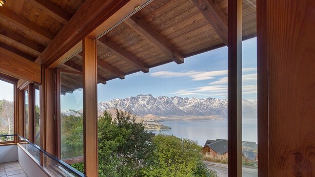 Un balcone con vista su un lago e montagne.