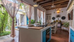 Microwave, oven, coffee/tea maker, cookware/dishes/utensils - Cartagena, Casa Amor Luxury & Chic. Wall City. (Cartagena)