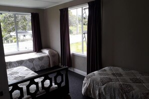 3 chambres, fer et planche à repasser