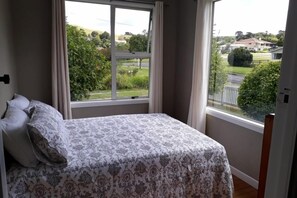 3 makuuhuonetta, silitysrauta/-lauta