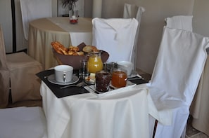 Tägliches inbegriffenes kontinentales Frühstück