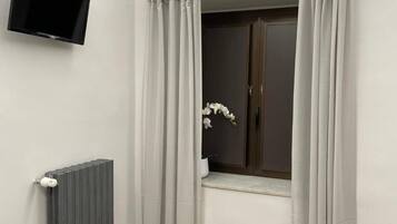 1 sovrum, minibar, skrivbord och arbetsyta för laptop