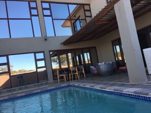 Una piscina al aire libre