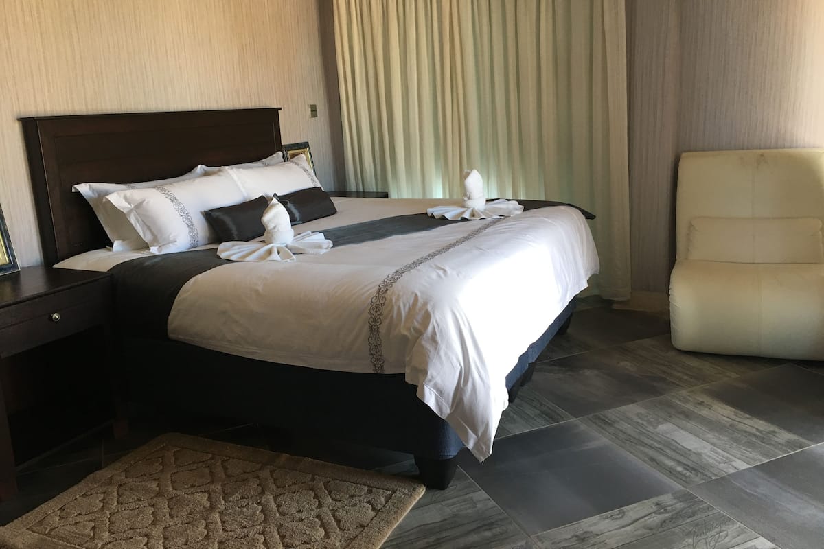 Standard Double Room | Minibar, individually decorated, individually furnished, desk