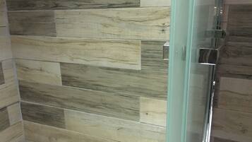 Chambre Double Standard | Douche de la salle de bain