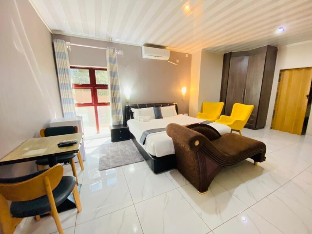 Minibar, decoración personalizada, muebles diferentes y escritorio 