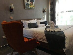 Minibar, decoración personalizada, muebles diferentes y escritorio 