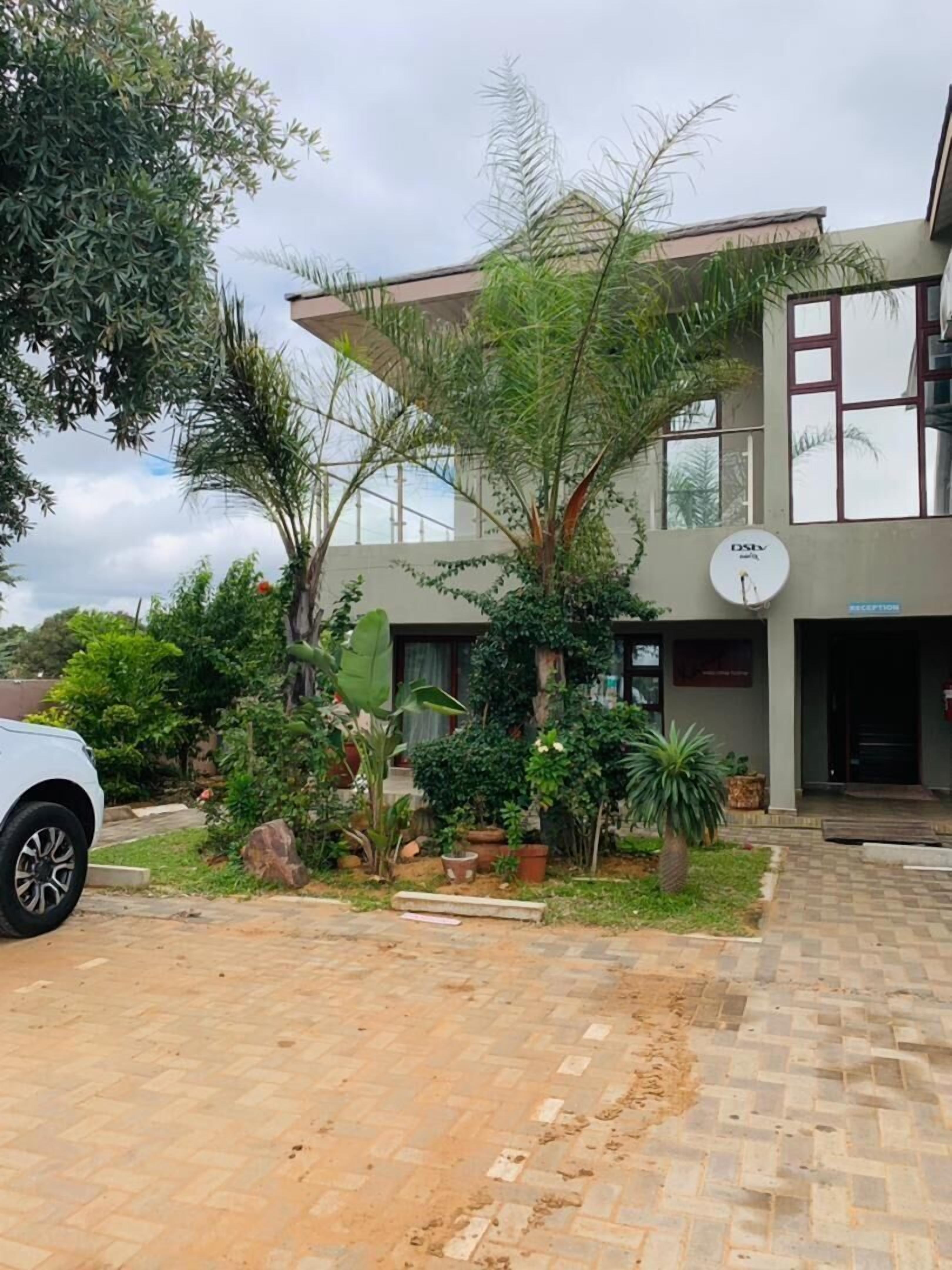 Fachada de la propiedad por la tarde o noche