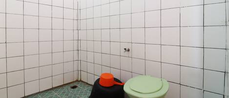 Chambre Supérieure | Salle de bain | Douche, serviettes fournies