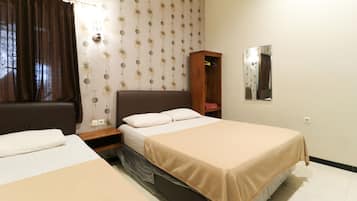 Family Room | Desk, free WiFi