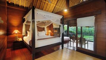 Deluxe Wooden House | Minibar, in-room safe, desk, iron/ironing board (on request)
