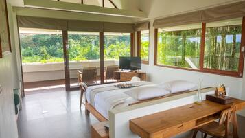 Villa Upstairs with Balcony #12 | Minibar, caja de seguridad en la habitación y escritorio