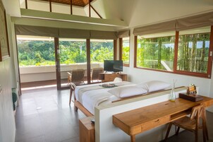 Villa Upstairs with Balcony #12 | 迷你吧、客房内保险箱、办公桌、熨斗/熨板