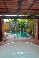 Family villa | 浴室 | 吹风机、拖鞋、毛巾、肥皂