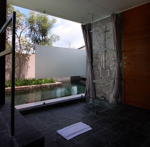 Villa Sarang Bambu with private pool | Bathroom amenities | Hair dryer, slippers, towels, soap - Tegal Sari Accomodation (Ubud)