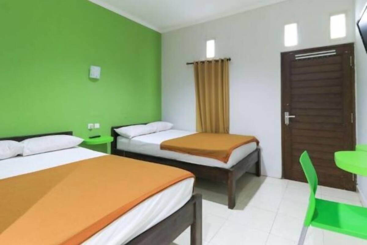 Desk, free WiFi, bed sheets