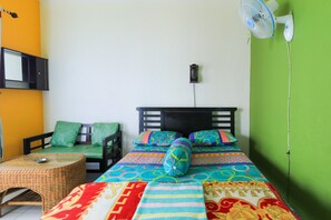 Desk, free WiFi, bed sheets - Villa Ana (Prigen)