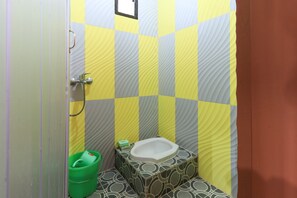 Deluxe Room | Bathroom | Shower, towels - Villa Ana (Prigen)