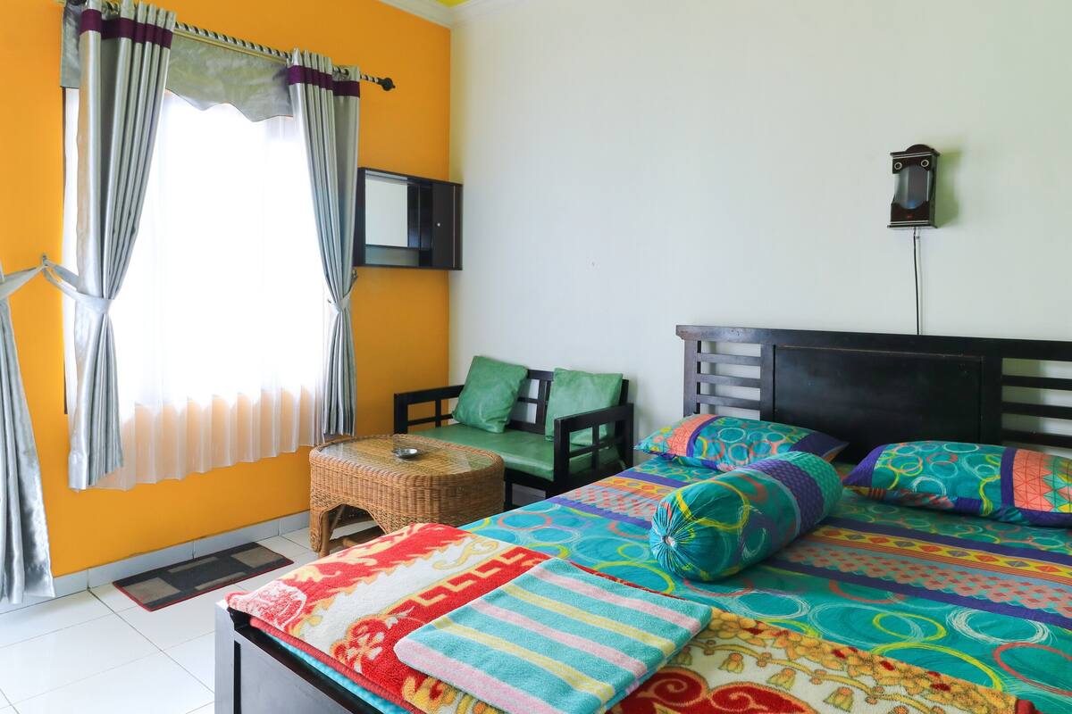 Desk, WiFi (free), bed sheets