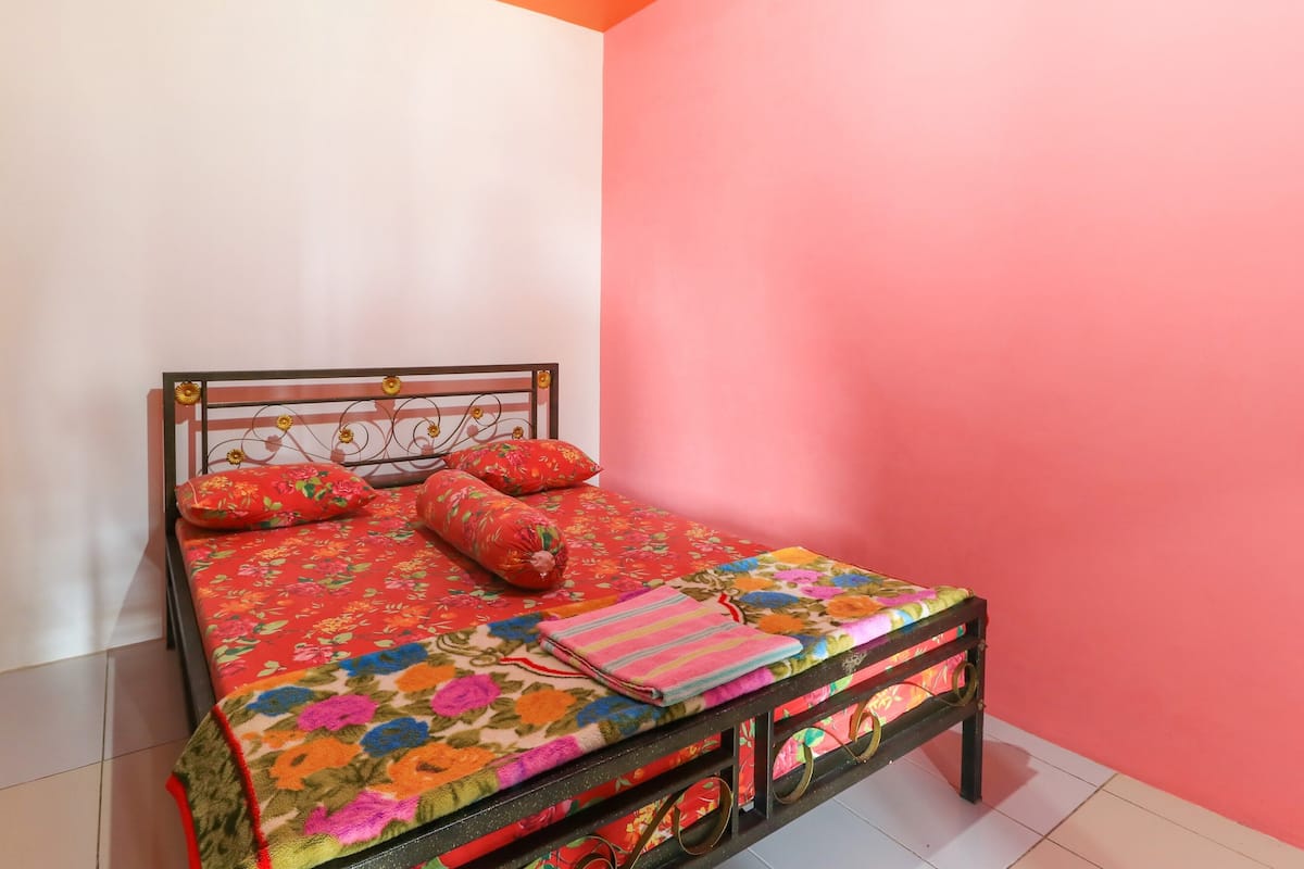 Deluxe Room | Desk, WiFi (free), bed sheets