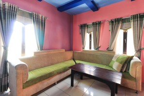 Deluxe Room | Living room | LED TV, DVD player - Villa Ana (Prigen)