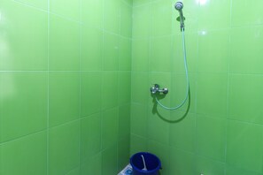 Superior Room | Bathroom | Shower, towels - Villa Ana (Prigen)