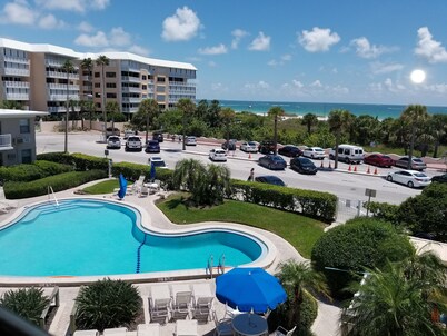 GROUND FLOOR STUDIO ~ BEACHSIDE condo with a kitchen, walkout to pool.FN #401