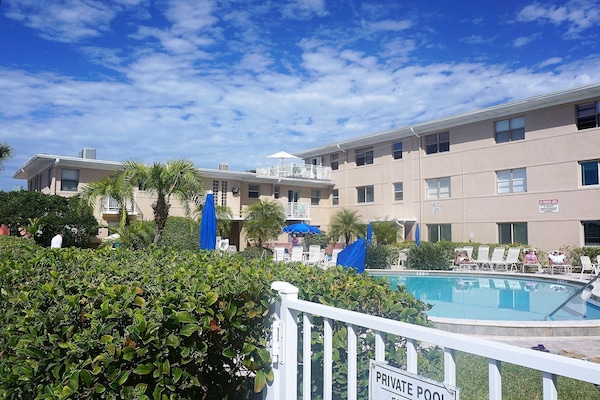 Una piscina al aire libre, una piscina climatizada