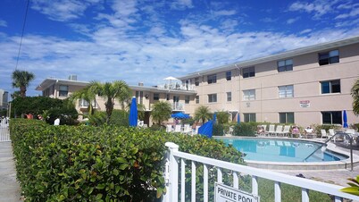 GROUND FLOOR STUDIO ~ BEACHSIDE condo with a kitchen, walkout to pool.FN #401