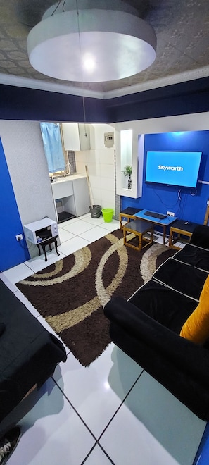 Departamento superior | Área de sala de estar | Televisión LED de 43 pulgadas con canales vía satélite y televisión 