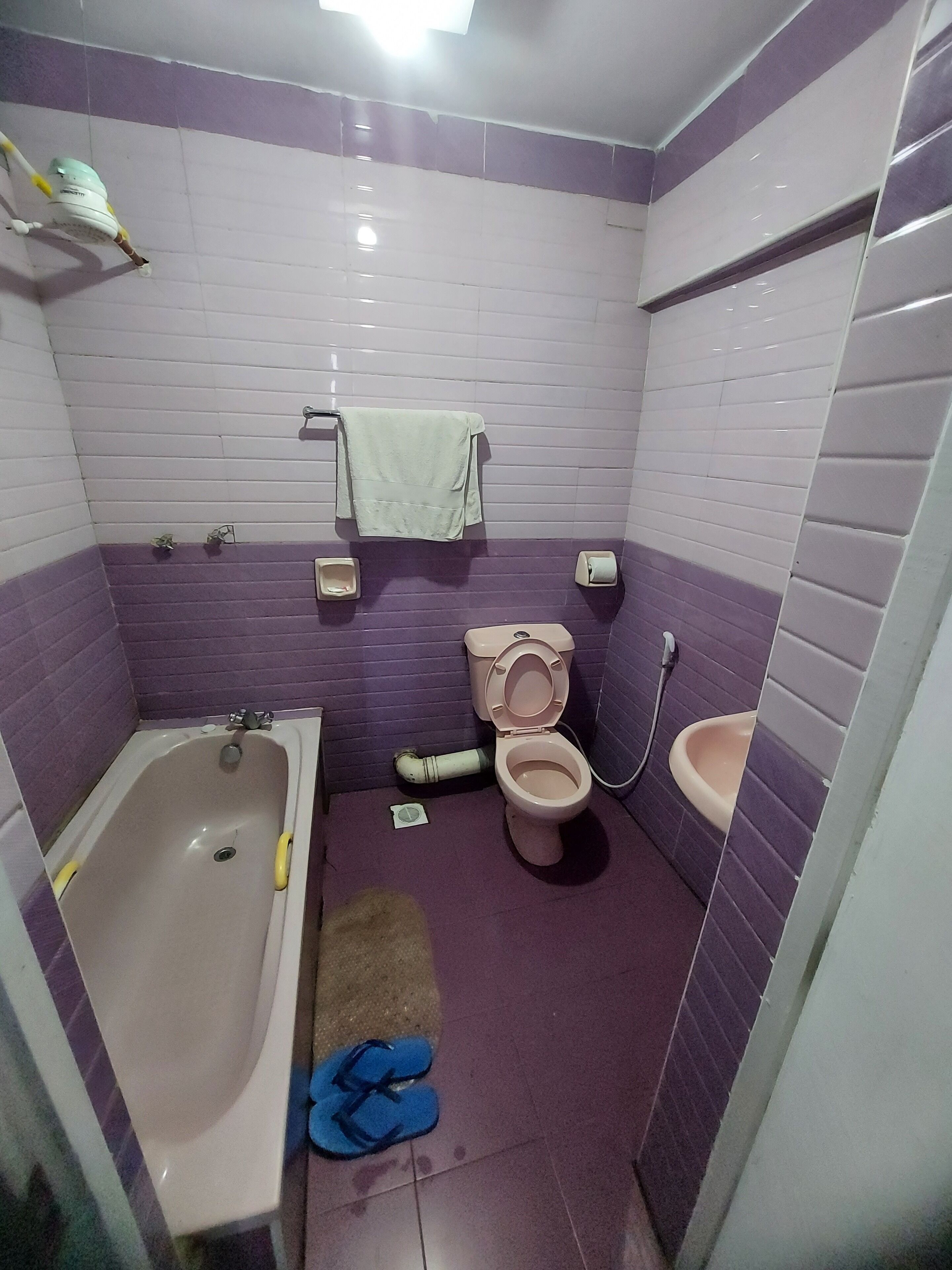 Studio Deluxe | Salle de bain | Articles de toilette gratuits, sèche-cheveux, chaussons