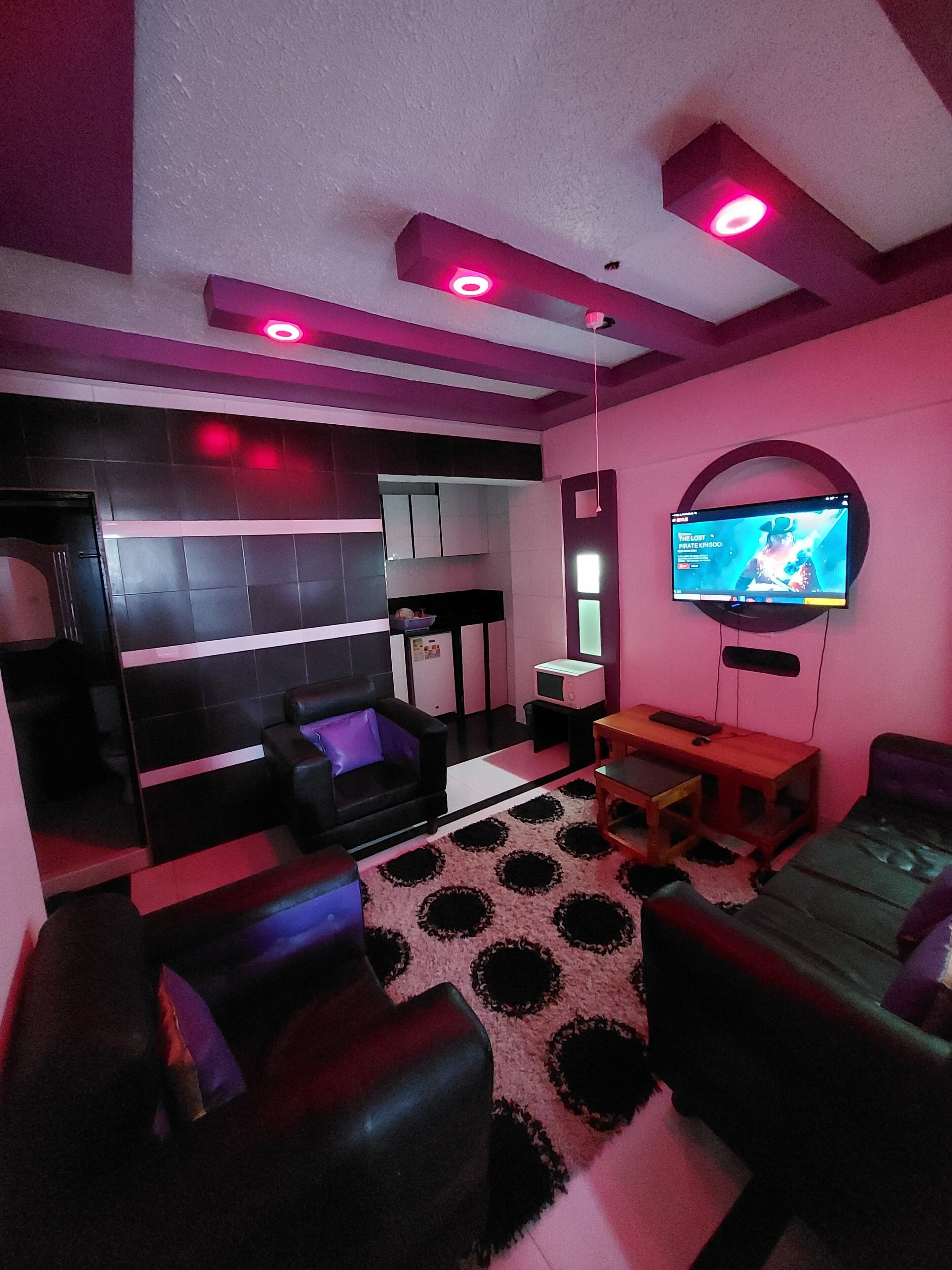 Deluxe Apartment, 1 Bedroom | Living area | 43-inch LED TV with satellite channels, TV, Netflix