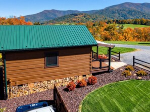 Property grounds - GUESTS RAVE: Super Clean. LURAY Log Cabin Mountain Views Hot Tub Stone Fireplace (Stanley)