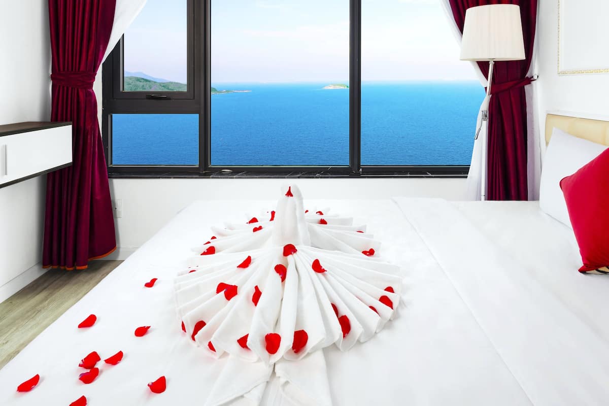 Apartamento de lujo, 2 habitaciones, vistas al mar, frente a la playa | 2 dormitorios, ropa de cama de alta calidad, edredones de plumas
