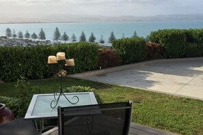 Outdoor dining - Stunning north-facing city and sea views (Bluff Hill)