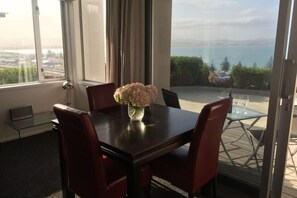 Dining - Stunning north-facing city and sea views (Bluff Hill)