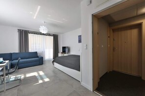 Iron/ironing board, WiFi, bed sheets
