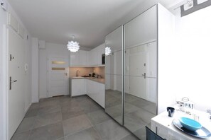 Réfrigérateur, micro-ondes, plaque de cuisson, lave-vaisselle