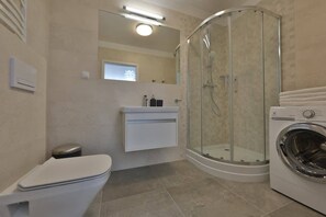 Shower, hair dryer, towels, shampoo