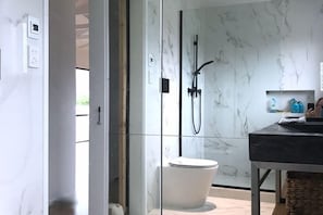 Serviettes fournies, papier toilette