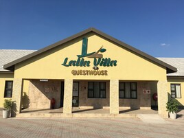 Fachada de la propiedad por la tarde o noche