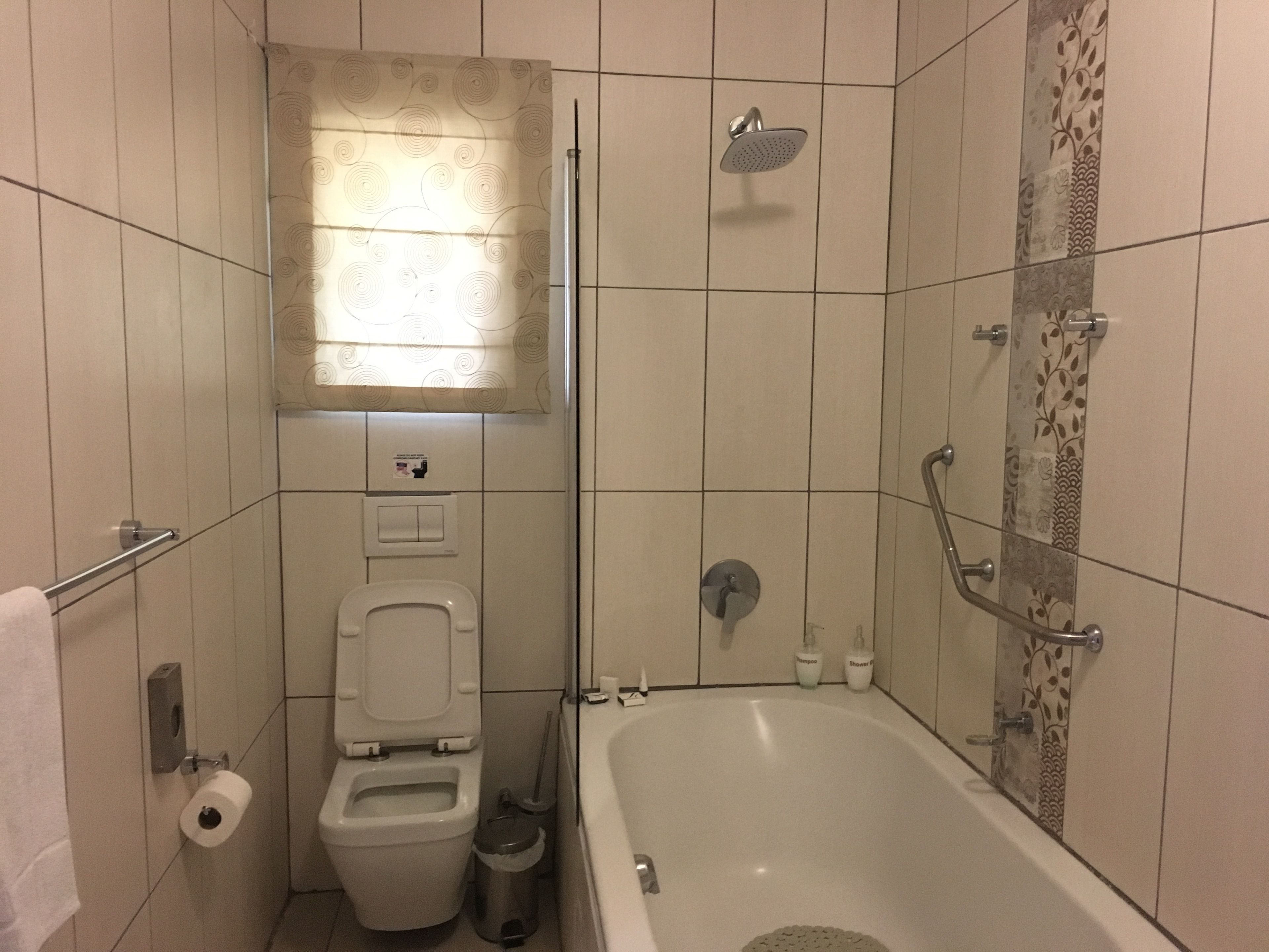 Un baño con inodoro, ducha y bañera.